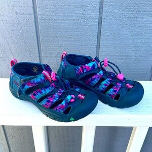 Kid’s Keens water sandal